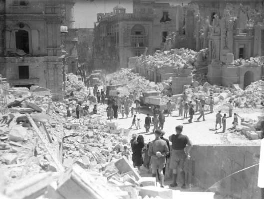 Bomb damage in Valletta, Malta, May 1942 (Courtesy Wikimedia Commons).
